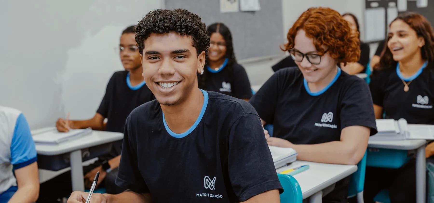 Estudantes e educador do Matriz Educação