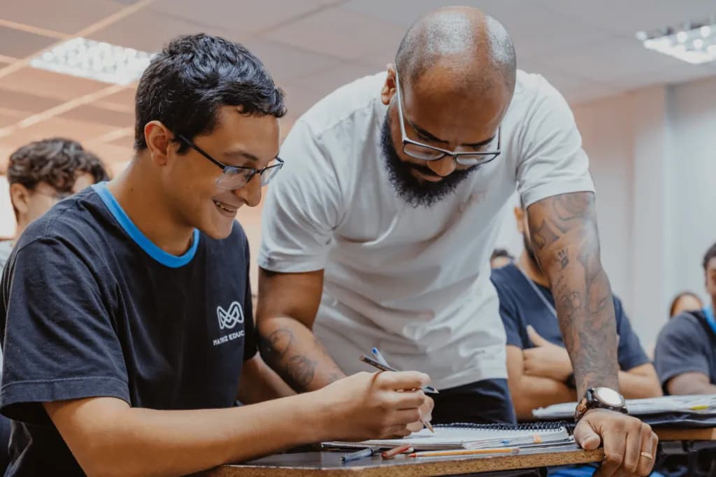 Aluno recebendo acompanhamento durante atividade no Matriz Educação